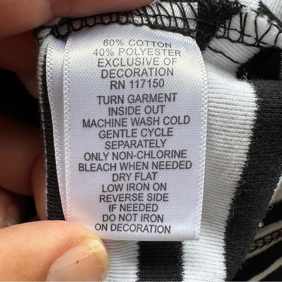 🩵Quaker Factory 1X 3/4 Sleeve Women’s Top Black Striped Lobster Sequins - Picture 9 of 12